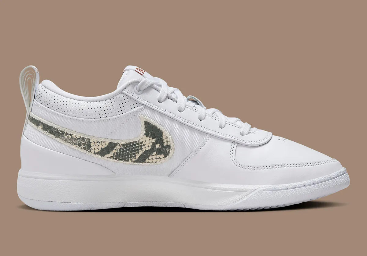 Nike Book 1 Rattlesnake à silhouette basse, avec tige multicouche aux tons naturels, détails texturés inspirés du serpent, amorti Zoom Air et semelle adhérente.