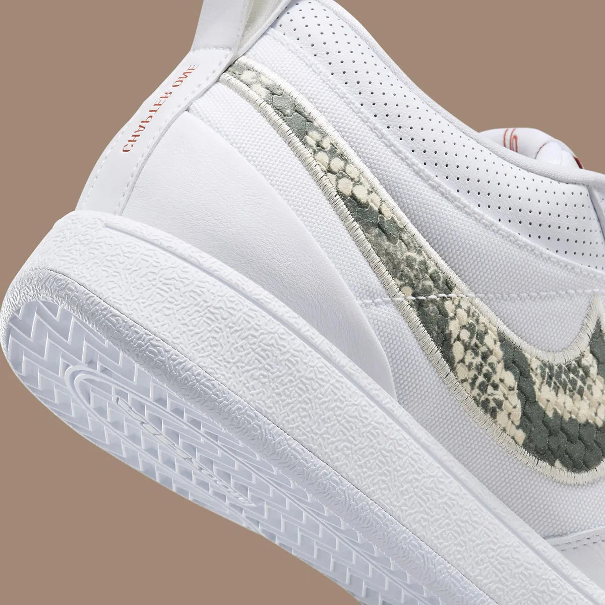 Nike Book 1 Rattlesnake à silhouette basse, avec tige multicouche aux tons naturels, détails texturés inspirés du serpent, amorti Zoom Air et semelle adhérente.