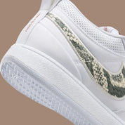 Nike Book 1 Rattlesnake à silhouette basse, avec tige multicouche aux tons naturels, détails texturés inspirés du serpent, amorti Zoom Air et semelle adhérente.