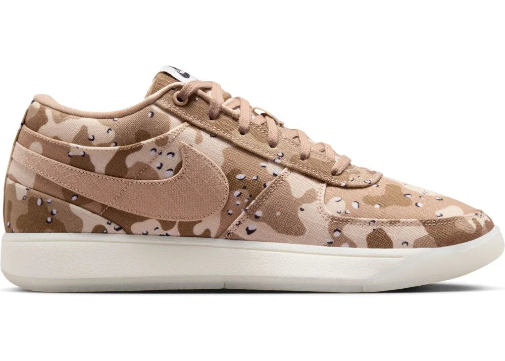 Nike Book 1 EP Desert Camo avec tige en textile respirant aux tons naturels, empiècements structurés, amorti Air Zoom et semelle extérieure EP renforcée vue de profil. 