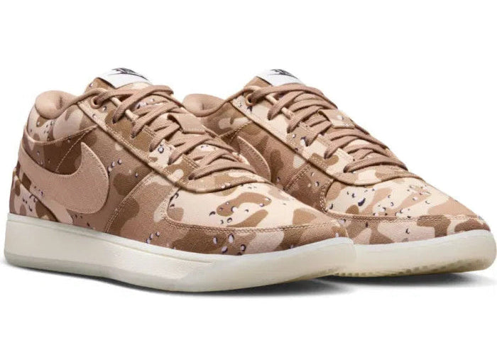 Nike Book 1 EP Desert Camo avec tige en textile respirant aux tons naturels, empiècements structurés, amorti Air Zoom et semelle extérieure EP renforcée vue de 3/4 face. 