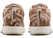 Nike Book 1 EP Desert Camo avec tige en textile respirant aux tons naturels, empiècements structurés, amorti Air Zoom et semelle extérieure EP renforcée vue de derrière. 