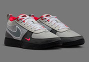 Nike Book 1 Air Max 95 Solar Red avec tige en dégradé de gris, accents rouges, détails inspirés de la Air Max 95 et amorti Zoom Air au talon.