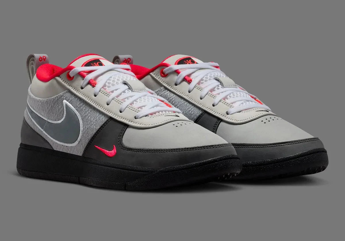 Nike Book 1 Air Max 95 Solar Red avec tige en dégradé de gris, accents rouges, détails inspirés de la Air Max 95 et amorti Zoom Air au talon.