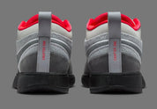 Nike Book 1 Air Max 95 Solar Red avec tige en dégradé de gris, accents rouges, détails inspirés de la Air Max 95 et amorti Zoom Air au talon.