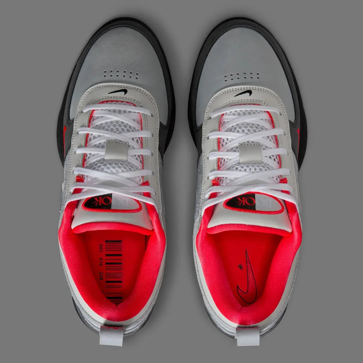 Nike Book 1 Air Max 95 Solar Red avec tige en dégradé de gris, accents rouges, détails inspirés de la Air Max 95 et amorti Zoom Air au talon.