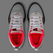 Nike Book 1 Air Max 95 Solar Red avec tige en dégradé de gris, accents rouges, détails inspirés de la Air Max 95 et amorti Zoom Air au talon.