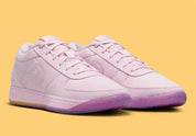  Nike Book 1 Sunrise à silhouette basse, avec tige textile multicouche aux tons lumineux et chaleureux, empiècements structurés, amorti Zoom Air et semelle extérieure adhérente.