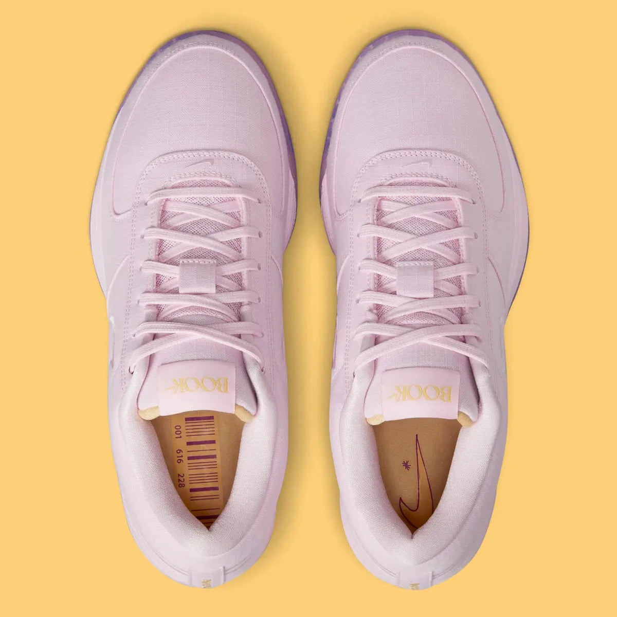 Nike Book 1 Sunrise à silhouette basse, avec tige textile multicouche aux tons lumineux et chaleureux, empiècements structurés, amorti Zoom Air et semelle extérieure adhérente.