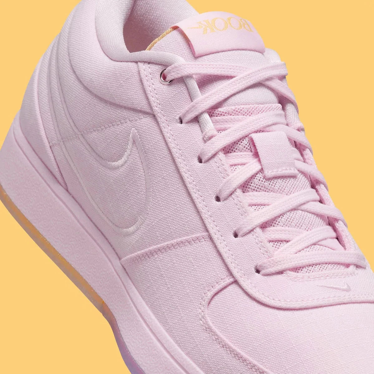 Nike Book 1 Sunrise à silhouette basse, avec tige textile multicouche aux tons lumineux et chaleureux, empiècements structurés, amorti Zoom Air et semelle extérieure adhérente.