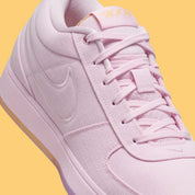 Nike Book 1 Sunrise à silhouette basse, avec tige textile multicouche aux tons lumineux et chaleureux, empiècements structurés, amorti Zoom Air et semelle extérieure adhérente.