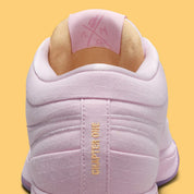 Nike Book 1 Sunrise à silhouette basse, avec tige textile multicouche aux tons lumineux et chaleureux, empiècements structurés, amorti Zoom Air et semelle extérieure adhérente.