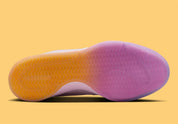 Nike Book 1 Sunrise à silhouette basse, avec tige textile multicouche aux tons lumineux et chaleureux, empiècements structurés, amorti Zoom Air et semelle extérieure adhérente.