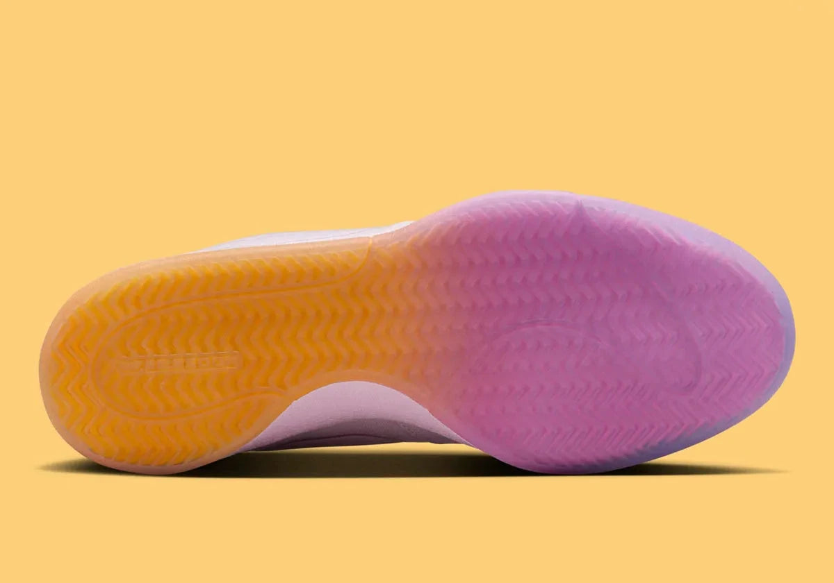 Nike Book 1 Sunrise à silhouette basse, avec tige textile multicouche aux tons lumineux et chaleureux, empiècements structurés, amorti Zoom Air et semelle extérieure adhérente.