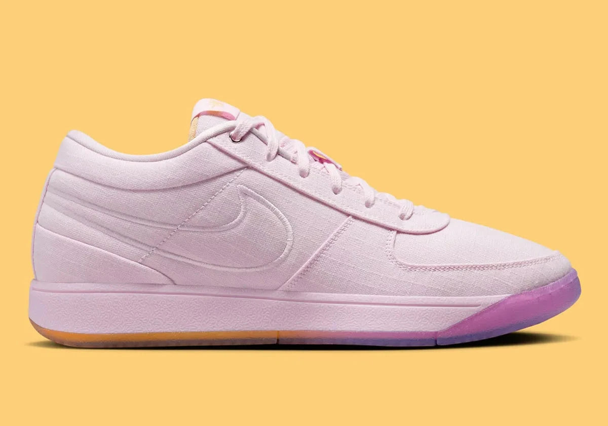 Nike Book 1 Sunrise à silhouette basse, avec tige textile multicouche aux tons lumineux et chaleureux, empiècements structurés, amorti Zoom Air et semelle extérieure adhérente.