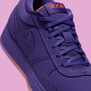 Nike Book 1 Sunset à silhouette basse, avec tige textile multicouche aux tons chauds, empiècements structurés, amorti Zoom Air et semelle extérieure en caoutchouc adhérente.