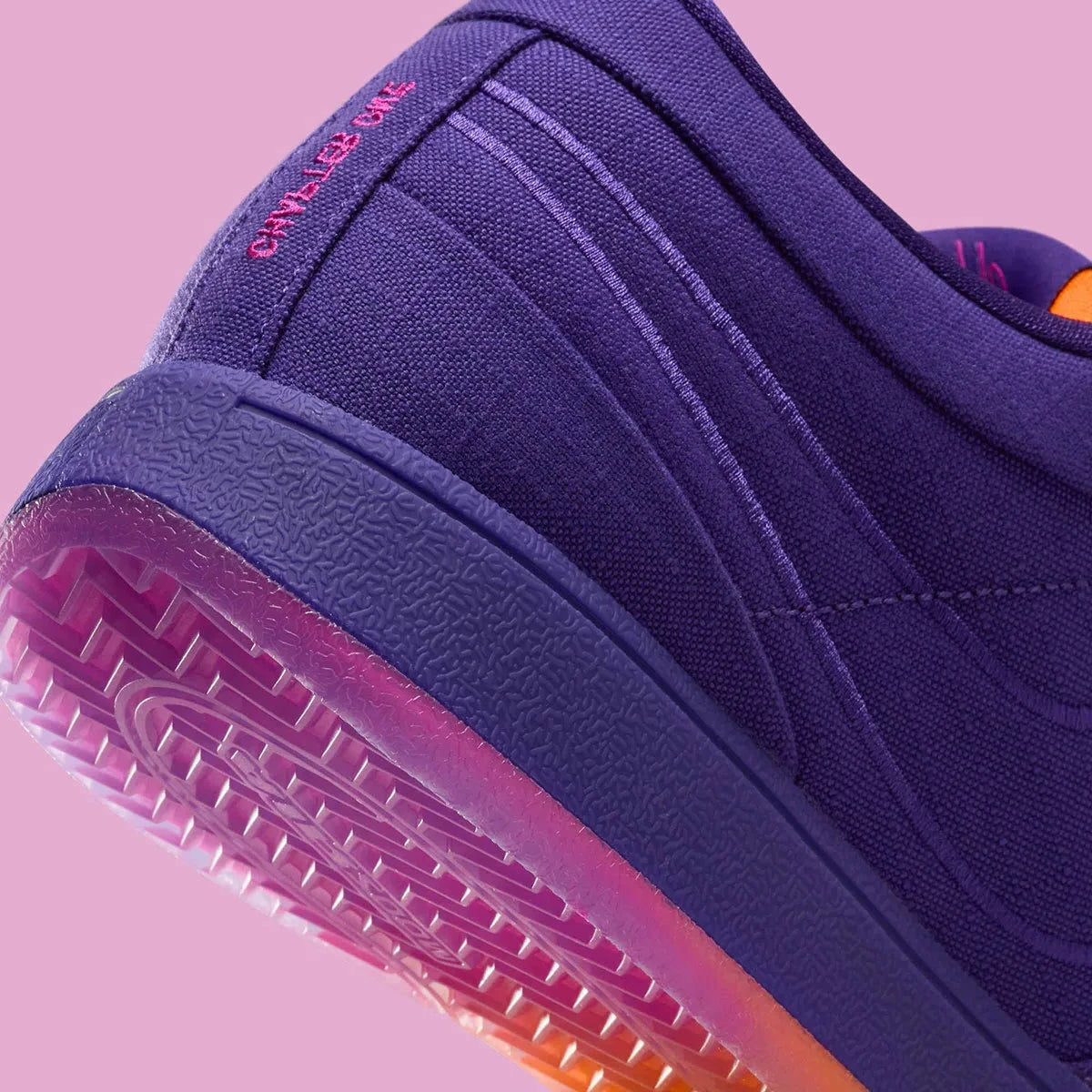 Nike Book 1 Sunset à silhouette basse, avec tige textile multicouche aux tons chauds, empiècements structurés, amorti Zoom Air et semelle extérieure en caoutchouc adhérente.