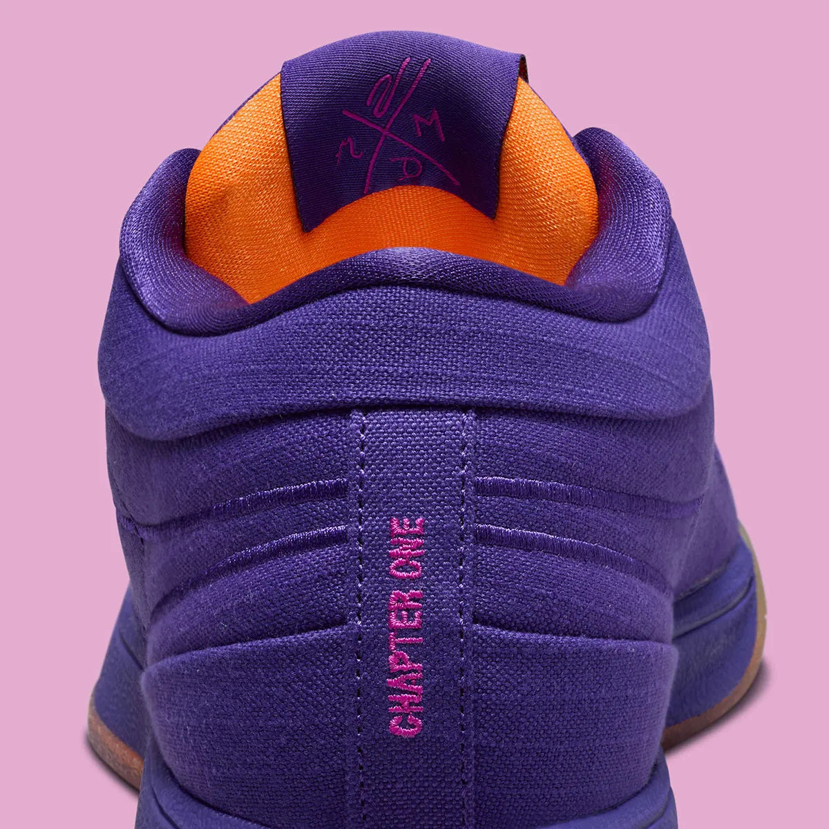 Nike Book 1 Sunset à silhouette basse, avec tige textile multicouche aux tons chauds, empiècements structurés, amorti Zoom Air et semelle extérieure en caoutchouc adhérente.