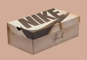 Nike Book 1 Torched à silhouette basse, avec tige multicouche aux tons chauds contrastés, empiècements structurés, amorti Zoom Air et semelle extérieure adhérente.