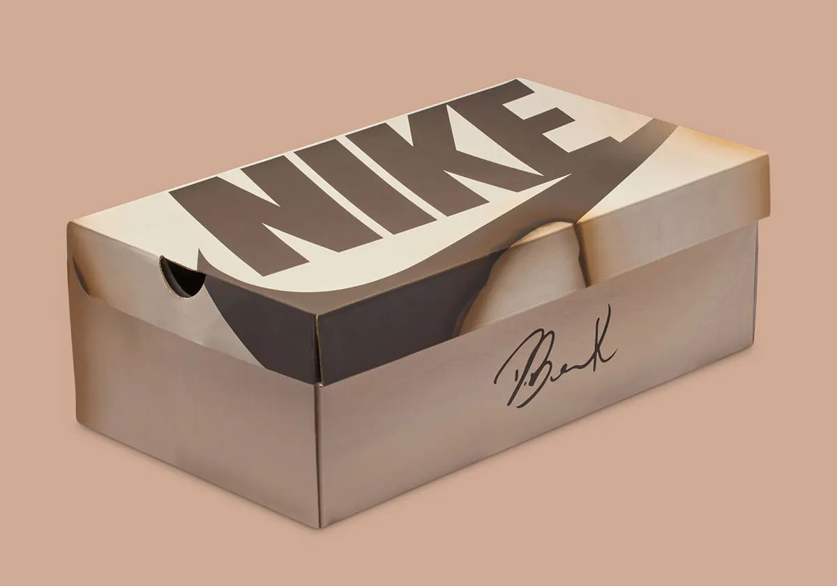 Nike Book 1 Torched à silhouette basse, avec tige multicouche aux tons chauds contrastés, empiècements structurés, amorti Zoom Air et semelle extérieure adhérente.