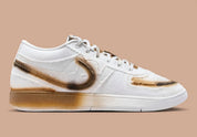 Nike Book 1 Torched à silhouette basse, avec tige multicouche aux tons chauds contrastés, empiècements structurés, amorti Zoom Air et semelle extérieure adhérente.