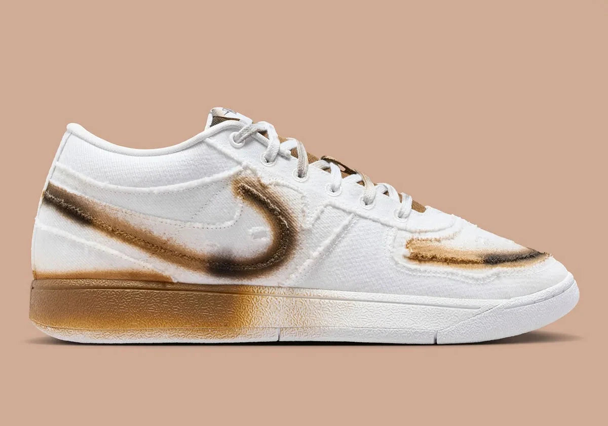 Nike Book 1 Torched à silhouette basse, avec tige multicouche aux tons chauds contrastés, empiècements structurés, amorti Zoom Air et semelle extérieure adhérente.