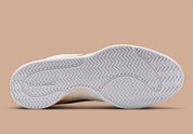 Nike Book 1 Torched à silhouette basse, avec tige multicouche aux tons chauds contrastés, empiècements structurés, amorti Zoom Air et semelle extérieure adhérente.
