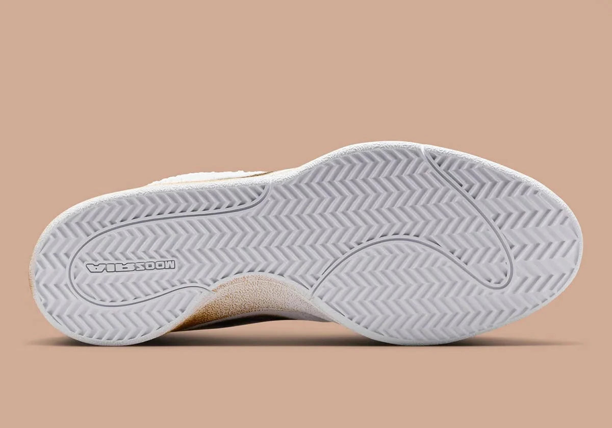 Nike Book 1 Torched à silhouette basse, avec tige multicouche aux tons chauds contrastés, empiècements structurés, amorti Zoom Air et semelle extérieure adhérente.