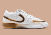 Nike Book 1 Torched à silhouette basse, avec tige multicouche aux tons chauds contrastés, empiècements structurés, amorti Zoom Air et semelle extérieure adhérente.
