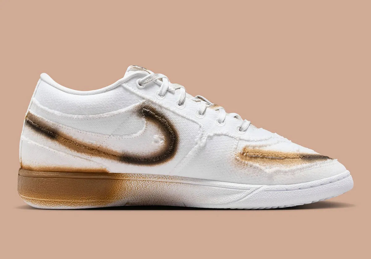 Nike Book 1 Torched à silhouette basse, avec tige multicouche aux tons chauds contrastés, empiècements structurés, amorti Zoom Air et semelle extérieure adhérente.