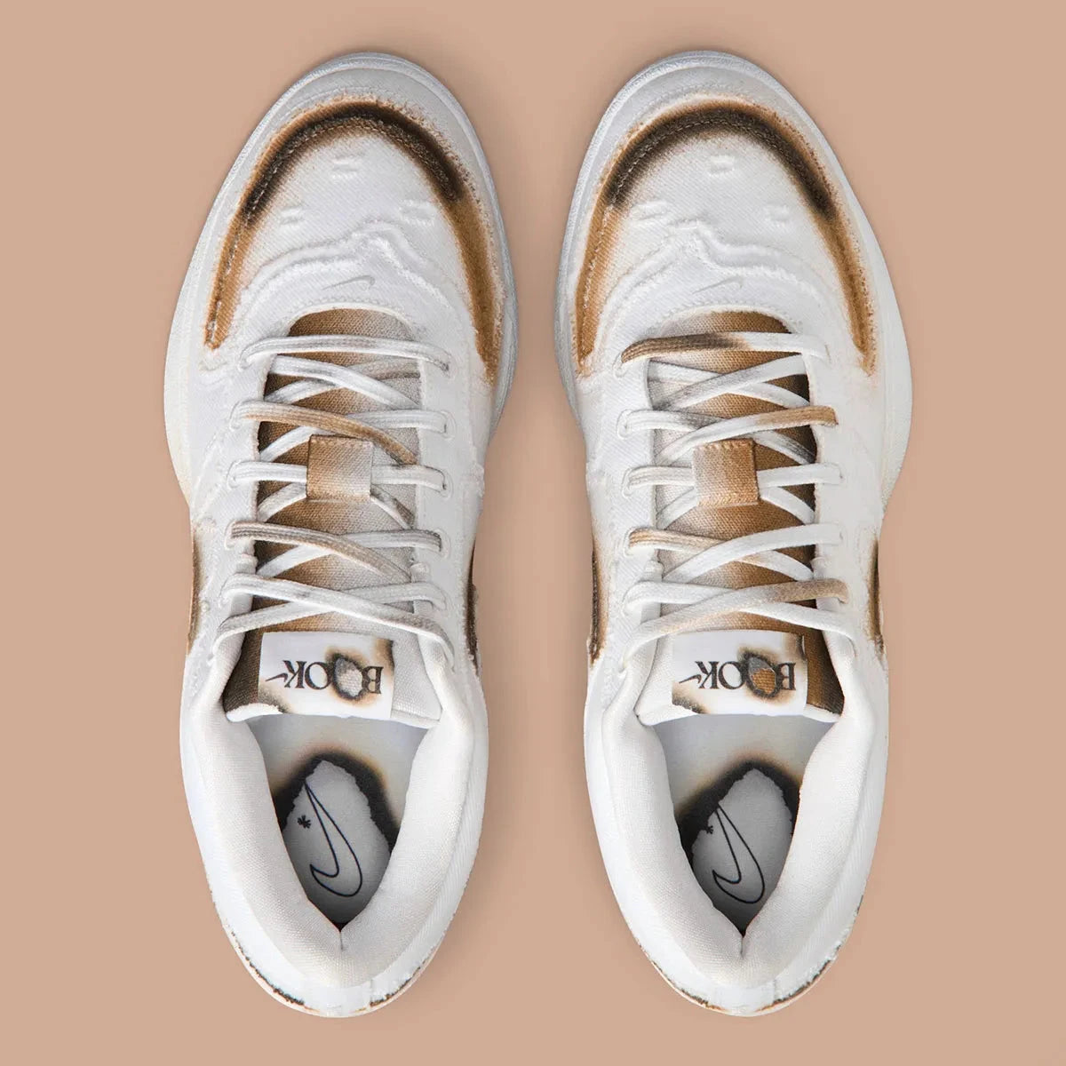 Nike Book 1 Torched à silhouette basse, avec tige multicouche aux tons chauds contrastés, empiècements structurés, amorti Zoom Air et semelle extérieure adhérente.