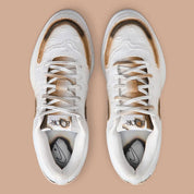 Nike Book 1 Torched à silhouette basse, avec tige multicouche aux tons chauds contrastés, empiècements structurés, amorti Zoom Air et semelle extérieure adhérente.