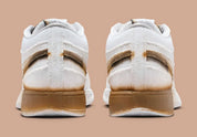 Nike Book 1 Torched à silhouette basse, avec tige multicouche aux tons chauds contrastés, empiècements structurés, amorti Zoom Air et semelle extérieure adhérente.