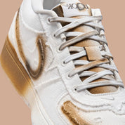 Nike Book 1 Torched à silhouette basse, avec tige multicouche aux tons chauds contrastés, empiècements structurés, amorti Zoom Air et semelle extérieure adhérente.