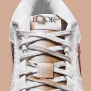 Nike Book 1 Torched à silhouette basse, avec tige multicouche aux tons chauds contrastés, empiècements structurés, amorti Zoom Air et semelle extérieure adhérente.