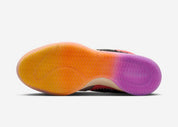 Nike Book 1 What The à silhouette basse, avec tige multicouche asymétrique et multicolore, empiècements contrastés, amorti Zoom Air et semelle en caoutchouc adhérente.