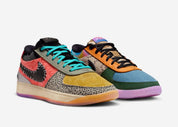 Nike Book 1 What The à silhouette basse, avec tige multicouche asymétrique et multicolore, empiècements contrastés, amorti Zoom Air et semelle en caoutchouc adhérente.