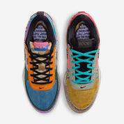 Nike Book 1 What The à silhouette basse, avec tige multicouche asymétrique et multicolore, empiècements contrastés, amorti Zoom Air et semelle en caoutchouc adhérente.
