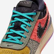 Nike Book 1 What The à silhouette basse, avec tige multicouche asymétrique et multicolore, empiècements contrastés, amorti Zoom Air et semelle en caoutchouc adhérente.