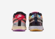 Nike Book 1 What The à silhouette basse, avec tige multicouche asymétrique et multicolore, empiècements contrastés, amorti Zoom Air et semelle en caoutchouc adhérente.