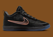 Nike Book 2 Haven & Hector avec tige en textile technique respirant, empiècements structurés, détails inspirés de Haven et Hector et semelle à traction multidirectionnelle.