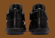 Nike Book 2 Haven & Hector avec tige en textile technique respirant, empiècements structurés, détails inspirés de Haven et Hector et semelle à traction multidirectionnelle.