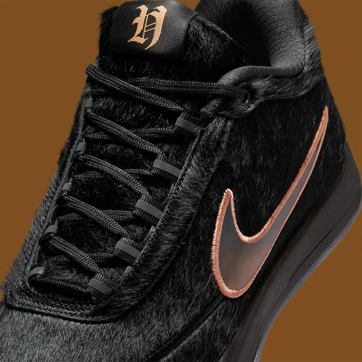 Nike Book 2 Haven & Hector avec tige en textile technique respirant, empiècements structurés, détails inspirés de Haven et Hector et semelle à traction multidirectionnelle.