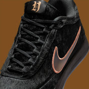 Nike Book 2 Haven & Hector avec tige en textile technique respirant, empiècements structurés, détails inspirés de Haven et Hector et semelle à traction multidirectionnelle.