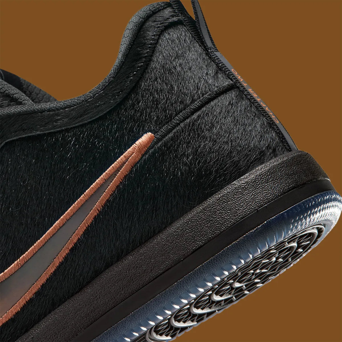 Nike Book 2 Haven & Hector avec tige en textile technique respirant, empiècements structurés, détails inspirés de Haven et Hector et semelle à traction multidirectionnelle.