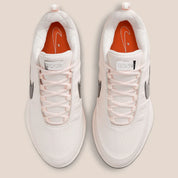 Nike Book 2 LX White Label, chaussures de basketball signature Devin Booker avec tige légère, amorti performant et design White Label.