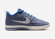 Nike Book 2 Must Be The Denim avec tige en textile effet denim, renforts synthétiques, silhouette basketball rétro et semelle extérieure à traction multidirectionnelle.