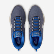 Nike Book 2 Must Be The Denim avec tige en textile effet denim, renforts synthétiques, silhouette basketball rétro et semelle extérieure à traction multidirectionnelle.
