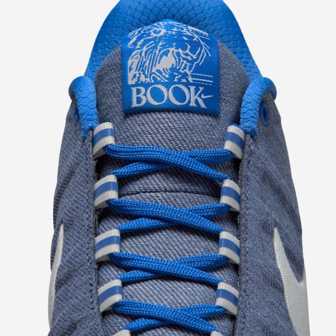 Nike Book 2 Must Be The Denim avec tige en textile effet denim, renforts synthétiques, silhouette basketball rétro et semelle extérieure à traction multidirectionnelle.