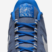 Nike Book 2 Must Be The Denim avec tige en textile effet denim, renforts synthétiques, silhouette basketball rétro et semelle extérieure à traction multidirectionnelle.